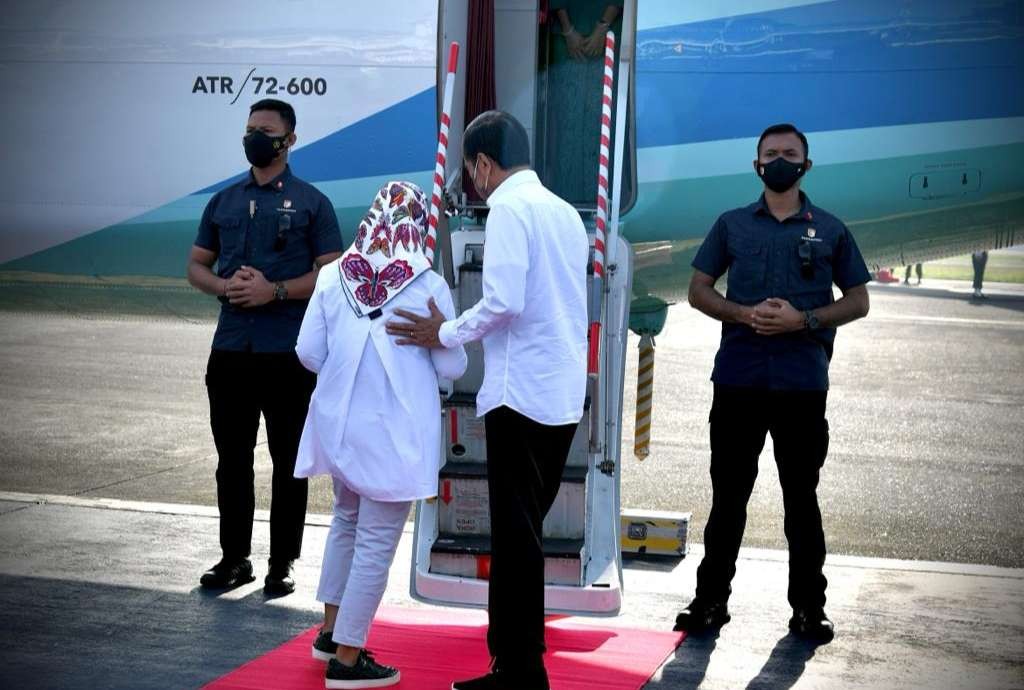 Presiden Jokowi bersama Ibu Negara memasuki pesawat yang  akan menerbangkannya ke Blora dan Ngawi. (Foto: Setpres)