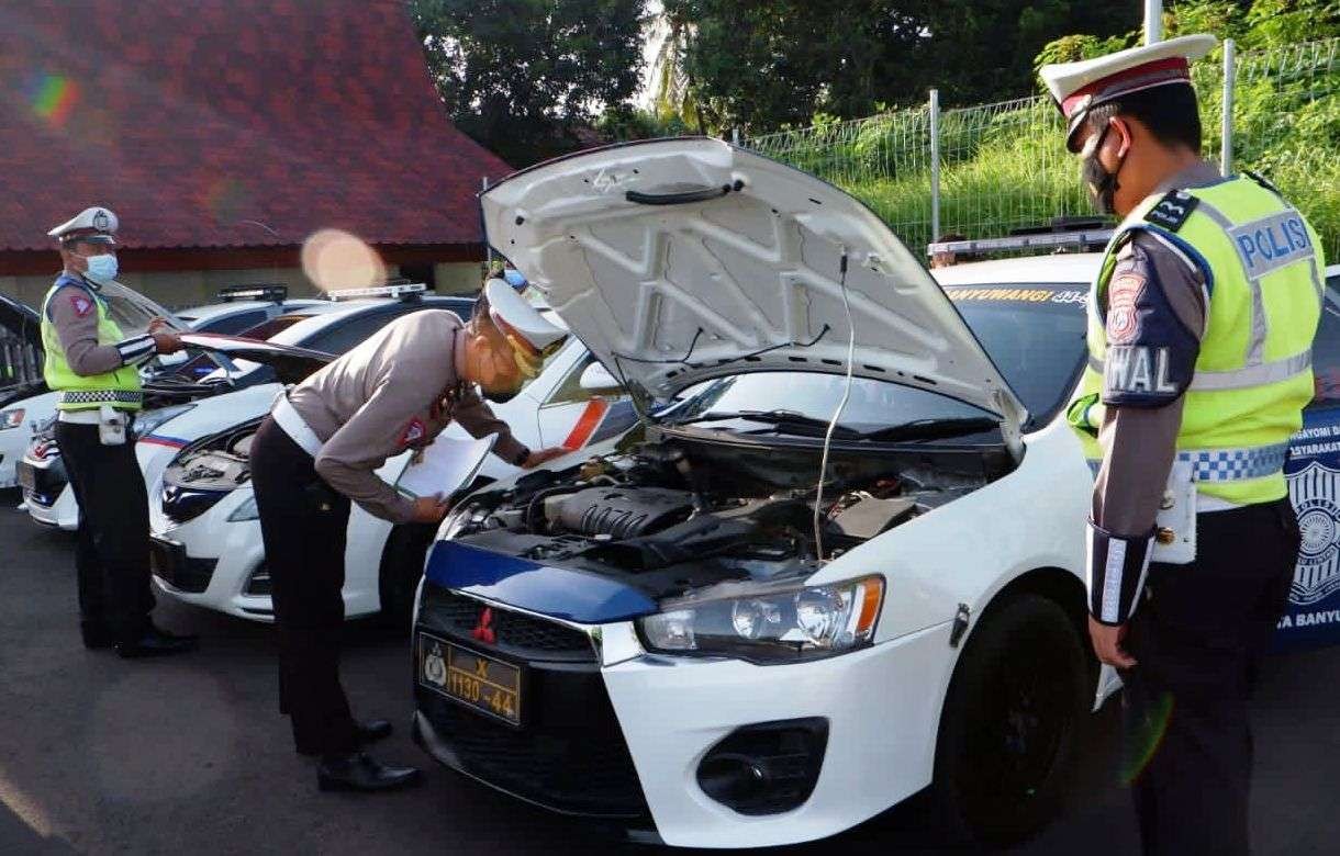 Petugas mengecek kendaraan untuk memastikan kondisinya dalam  keadaan prima saat pelaksanaan operasi Semeru 2021 nanti (foto:Istimewa)