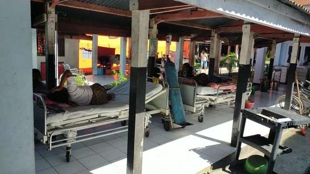 Sejumlah pasien terpaksa harus dirawat di lorong rumah sakit umum daerah Larantuka karena tembok rumah sakit retak.(Foto: Ant)