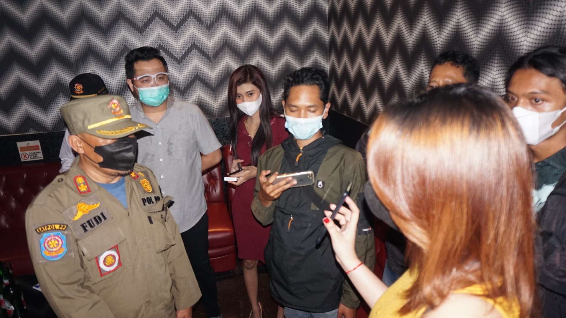 Petugas mengecek status vaksinasi pemandu lagu dan pengunjung di tempat Karaoke.(Foto: Deni Lukmantara/Ngopibareng.id)