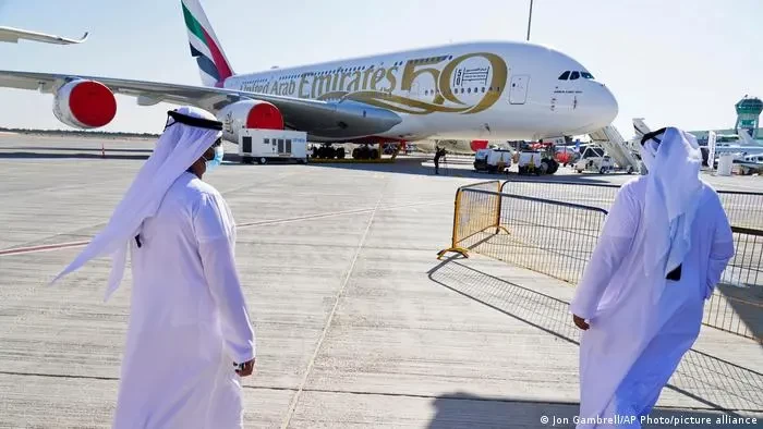 Dua warga Emirat berjalan menuju jet jumbo Airbus A380 Emirates yang dipamerkan di Dubai Air Show di Dubai. (Foto: deutsche welle)