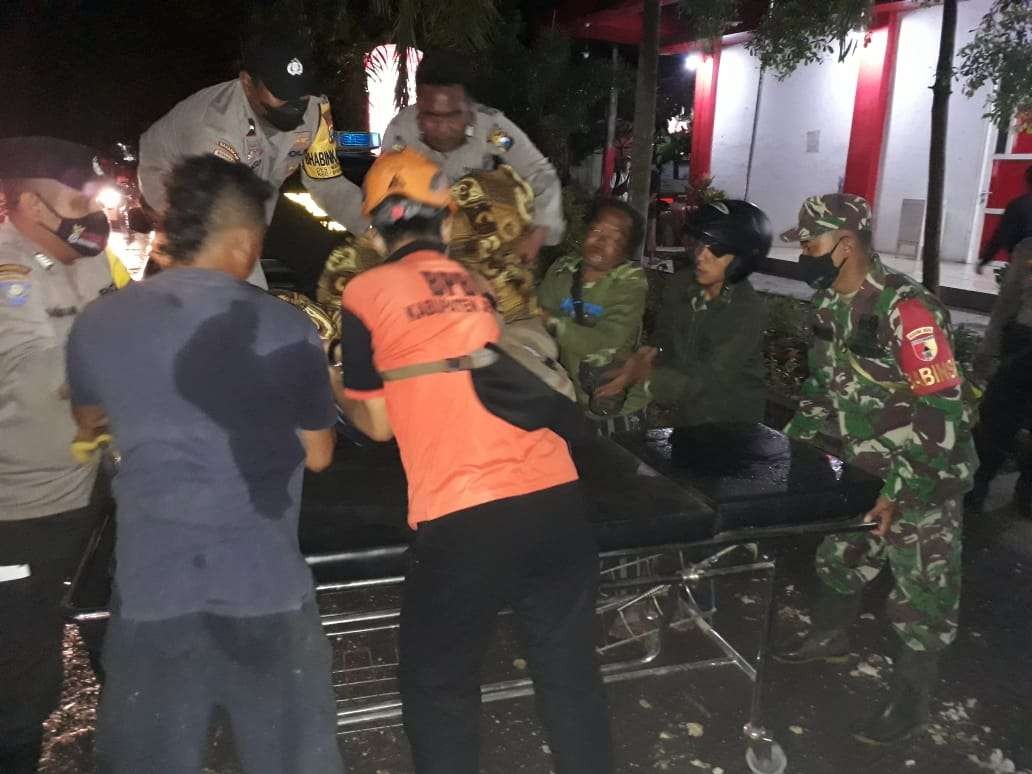 Polisi bersama TNI dan warga mengevakuasi korban yang tertimpa pohon (Foto: Istimewa)