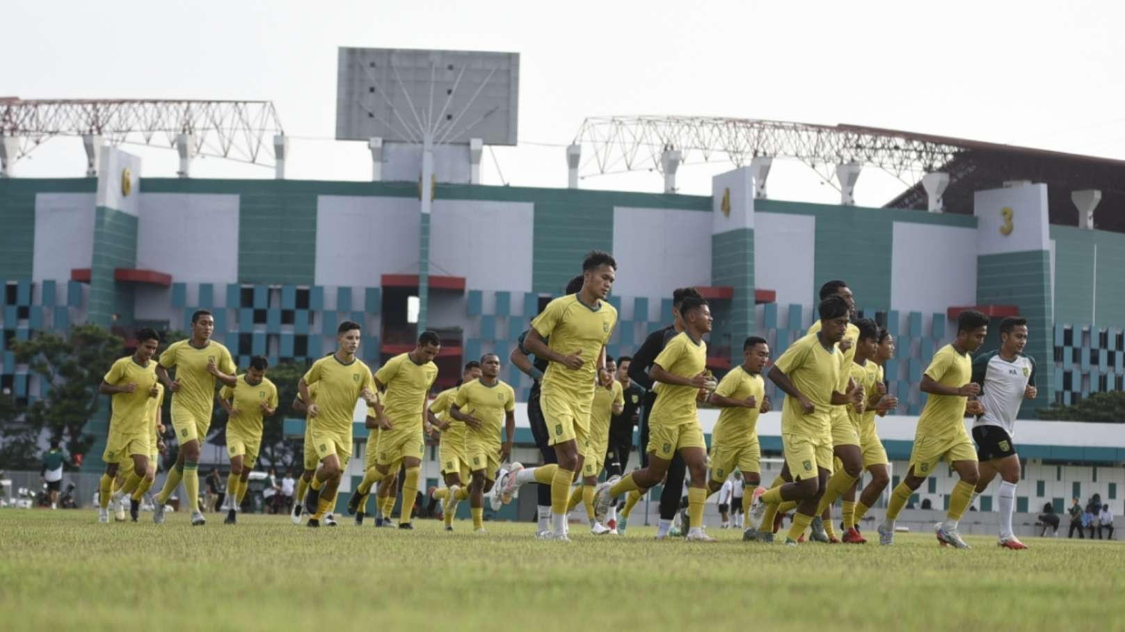 Skuat Persebaya menjalani latihan di Stadion Gelora Bung Tomo, Surabaya.  (Foto: Istimewa)
