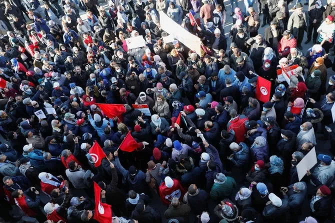 Orang-orang memprotes perebutan kekuasaan pemerintahan oleh Presiden Tunisia Kais Saied dan deklarasi menempatkan konstitusi baru untuk referendum publik di Tunis, Tunisia, 17 Desember 2021. (Foto: Reuters)