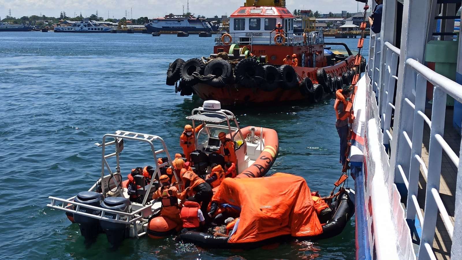 Tim SAR gabungan melakukan evakuasi penumpang kapal KMP Dharma Rucitra dalam simulasi Tanggap Darurat Penanganan Kecelakaan di lintasan penyeberangan Ketapang-Gilimanuk (Foto: Muh Hujaini/Ngopibareng.id)