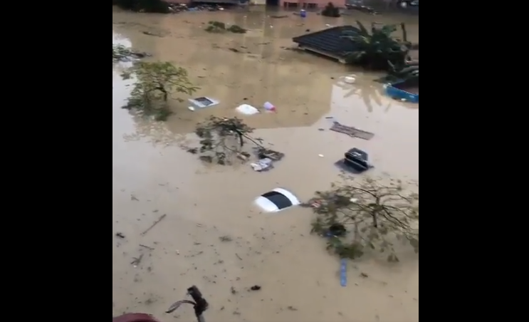 Hujan musiman di Malaysia kali ini menyebabkan banjir di sejumlah wilayah. Selangor menjadi wilayah terdampak paling parah. (Foto: Twitter)