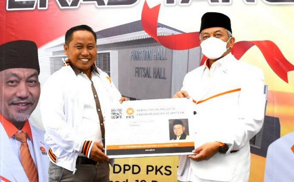 Komedian Narji secara simbolis menerima Kartu Tanda Anggota (KTA) langsung dari Presiden PKS, Ahmad Syaikhu, saat soft launching Rumah Layanan PKS di kantor DPD PKS Tangerang Selatan, Minggu 19 Desember 2021. (Foto: Dok. Humas PKS)