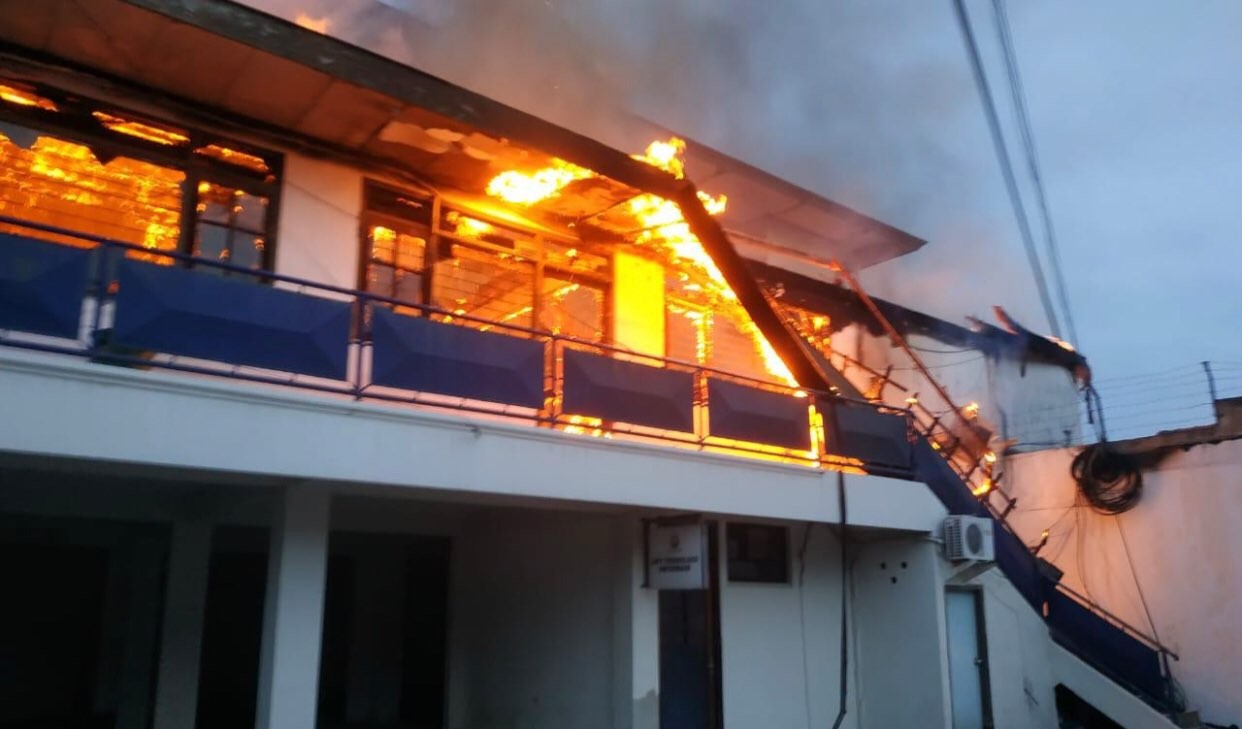 Gedung lantai dua Universitas PGRI Adi Buana yang terbakar (Foto: Dok. Damkar Surabaya)