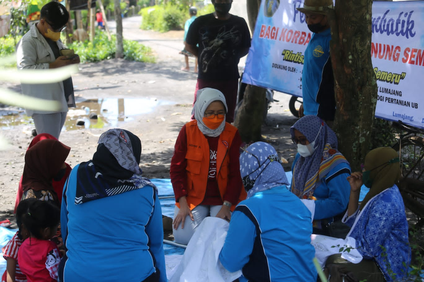 Wabup Lumajang, Indah Amperawati ketika datangi posko trauma healing. (Foto: Kominfo Lumajang)