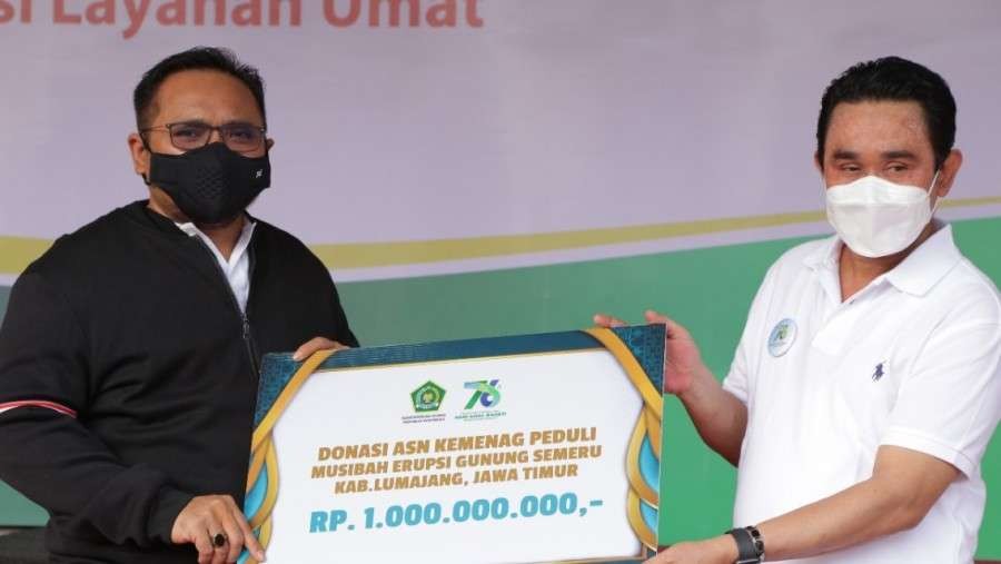 Menteri Agama Yaqut Cholil Qoumas menyerahkan Rp1M bantuan erupsi Gunung Semeru di Lumajang, Jawa Timur kepada Ketua Tim Satgas Penanggulangan Dampak Bencana Kementerian Agama Fesal Musaad. (Foto: Kemenag)