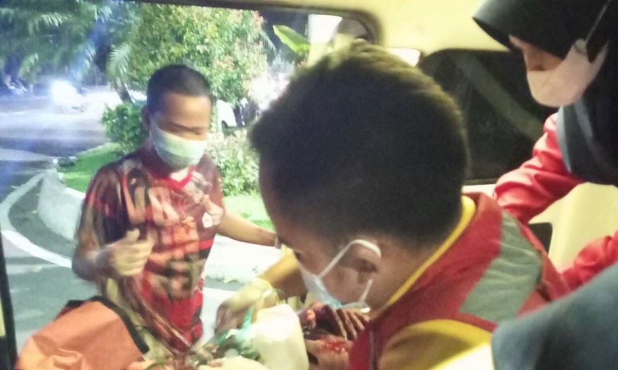 Situasi pertolongan pertama di ambulance untuk korban pembacokan pria Tambak Wedi (Foto: Istimewa)