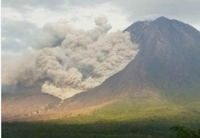 Erupsi di Gunung Semeru, pada Minggu, 19 Desember 2021, pukul 05:31 WIB. Magma Indonesia meminta agar warga menjauhi wilayah Besuk Kobokan. (Foto: magma.esdm)