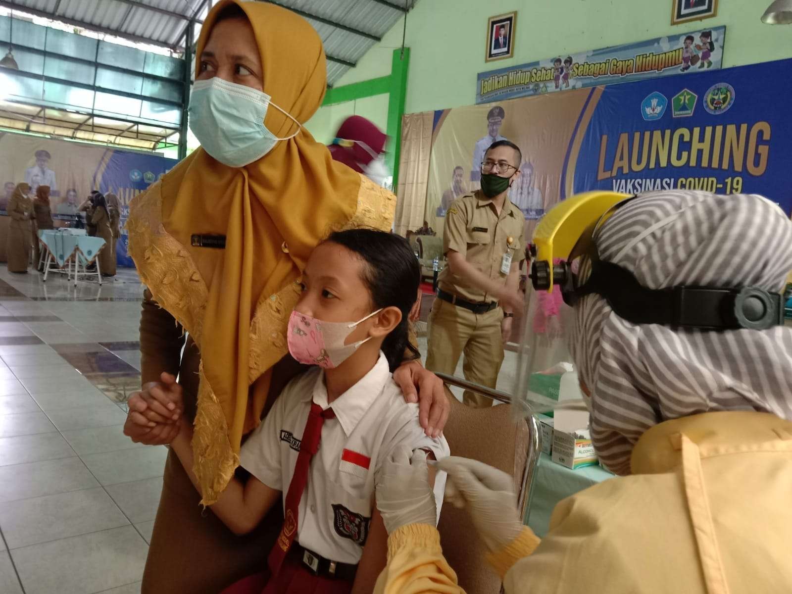 Vaksinasi anak di salah satu sekolah di Kota Malang. (Foto: Lalu Theo/Ngopibareng.id)
