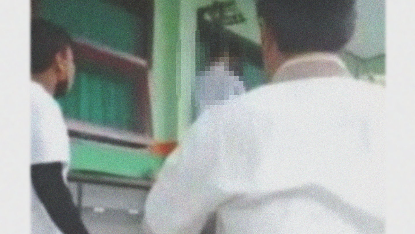 Seorang siswa SMAN 1 Srengat ditemukan gantung di papan nama kelasnya. (Foto: Istimewa)