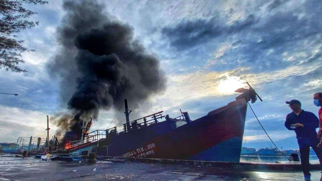 KM Lautan Inti Timur dari Tanjung Pinang Kepulauan Riau, terbakar di Pelabuhan Perikanan Pantai (PPP) Mayangan, Kota Probolinggo. (Foto: Ikhsan Mahmudi/Ngopibareng.id)