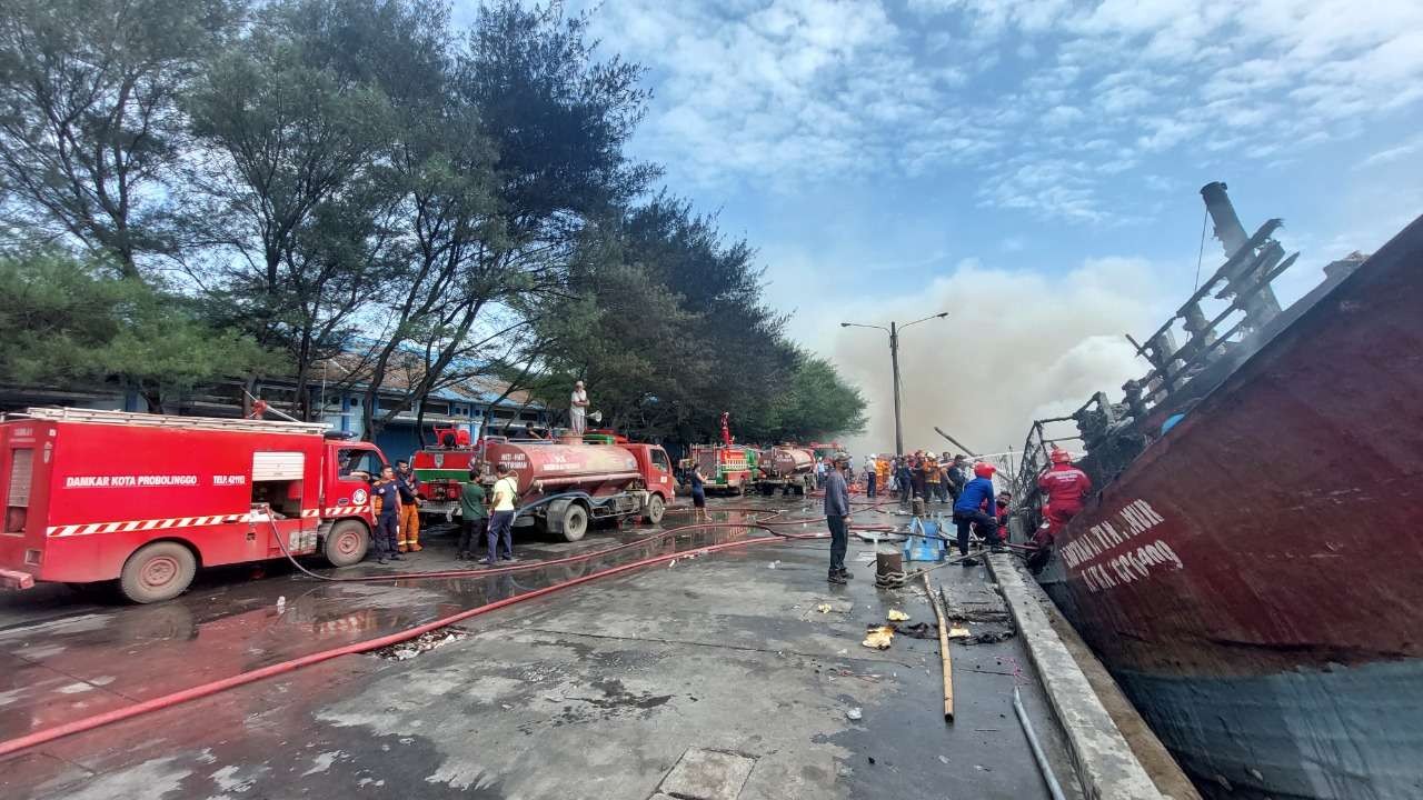 Empat mobil damkar memadamkan KM Lautan Inti Makmur yang terbakar di Pelabuhan Perikanan Pantai (PPP) Kota Probolinggo. (Foto: Ikhsan Mahmudi/Ngopibareng.id)
