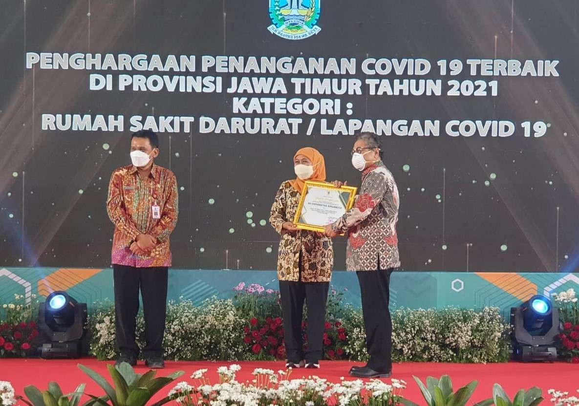 Gubernur Jawa Timur menyerahkan penghargaan penanganan covid-19 kepada RS Unair. (Foto: Istimewa)