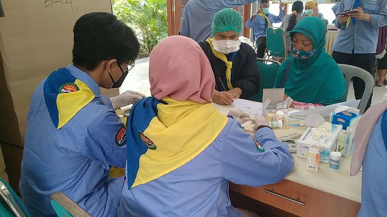 Bakti sosial pemeriksaan kesehatan oleh KPLA FK Unair di Keputih, Surabaya. (Foto: Istimewa)