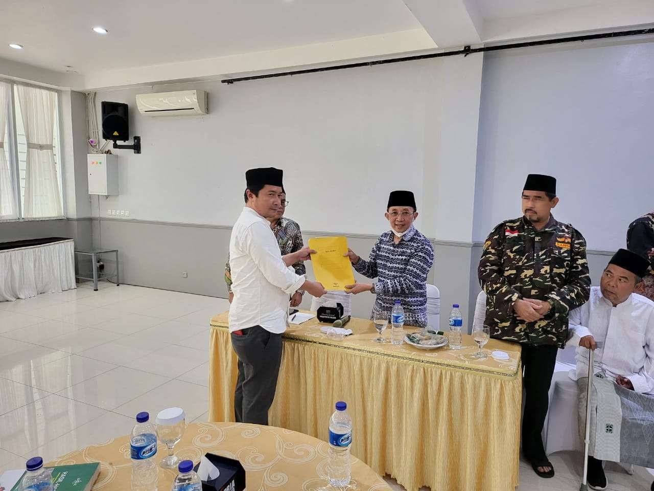Penyerahan hasil kesepakatan mayoritas PCNU pada pertemuan yang digelar di Kota Bekasi, Minggu, 19 Desember 2021.