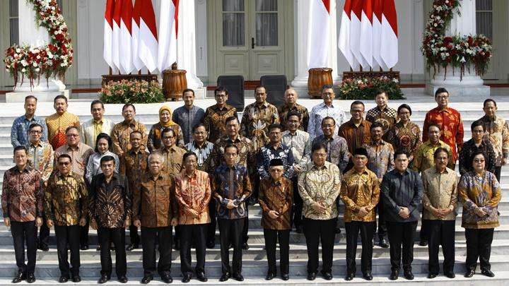 Presiden Jokowi dan Wakil Presiden Ma'ruf Amin foto bersama para menteri Kabinet Indonesia maju sebelum reshuffle dan pandemi Covid-19. (Foto: Dok. Setpres)