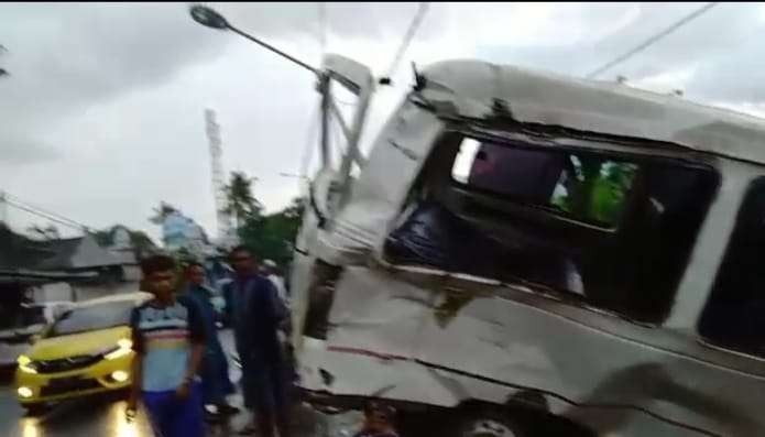 Kondisi minibus mengalami kerusakan parah pasca mengalami kecelakaan. (Foto: Tangkap Layar Video)