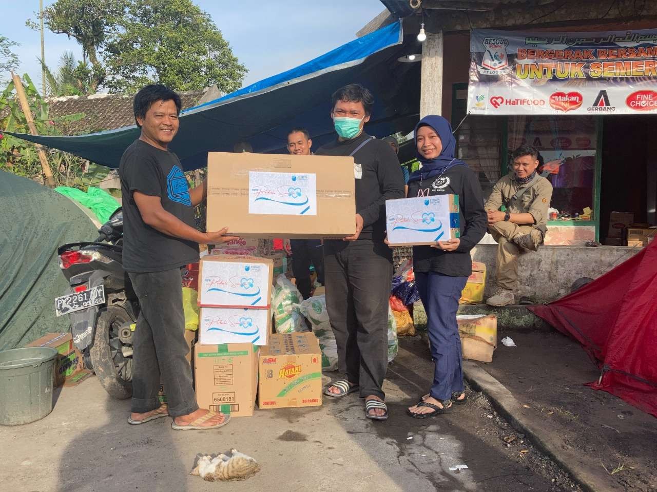 Tim RS Mata Undaan Peduli saat menyerahkan bantuan kebutuhan pokok untuk warga terdampak erupsi Semeru. (Foto: Istimewa)