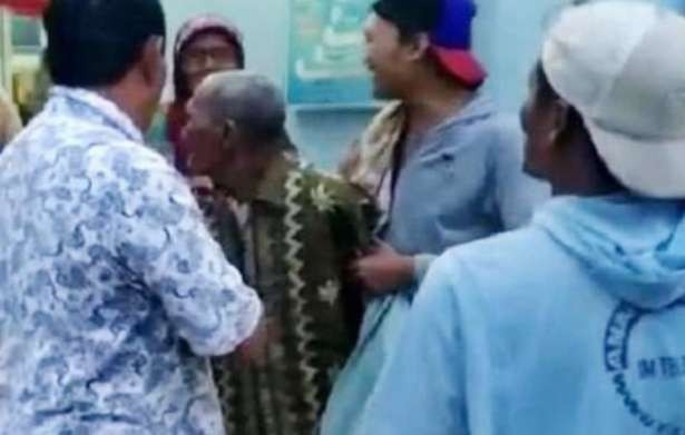 Nelayan tua asal Desa Semiring Kecamatan Mangaran Situbondo, yang hilang melaut akhirnya ditemukan selamat.(Foto: Dok Polsek Mangaran)