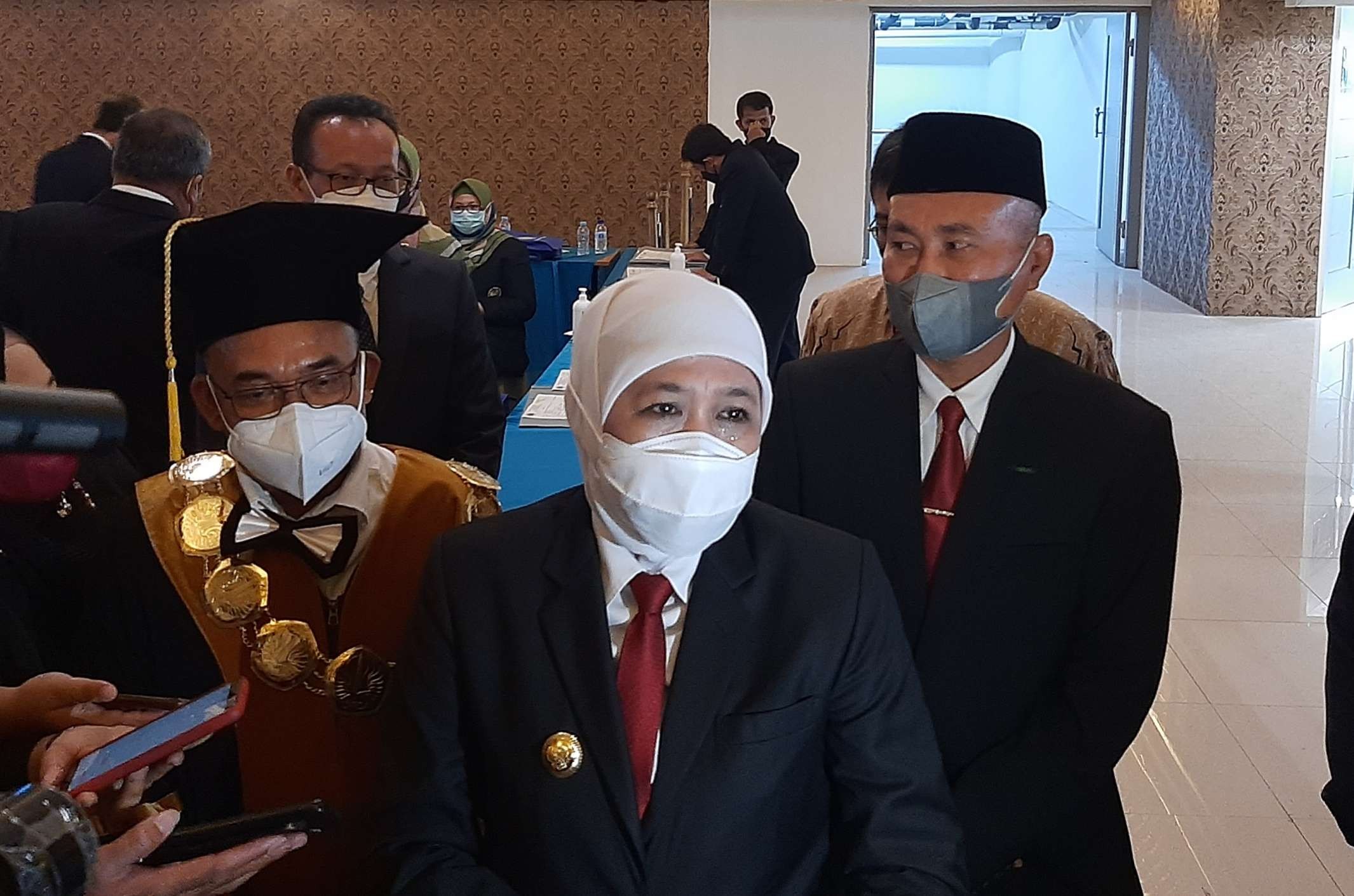 Gubernur Jatim, Khofifah Indar Parawansa saat ditemui di Graha Unesa Surabaya. (Foto: Pita Sari/Ngopibareng.id)