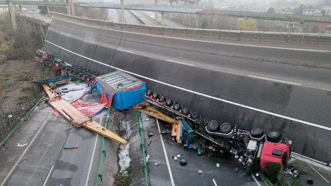 Sebuah bagian jembatan tol di China ambruk dan menimpa sejumlah kendaraan yang tengah melintas di bawahnya hingga menewaskan 4 orang. (Foto: reuters)