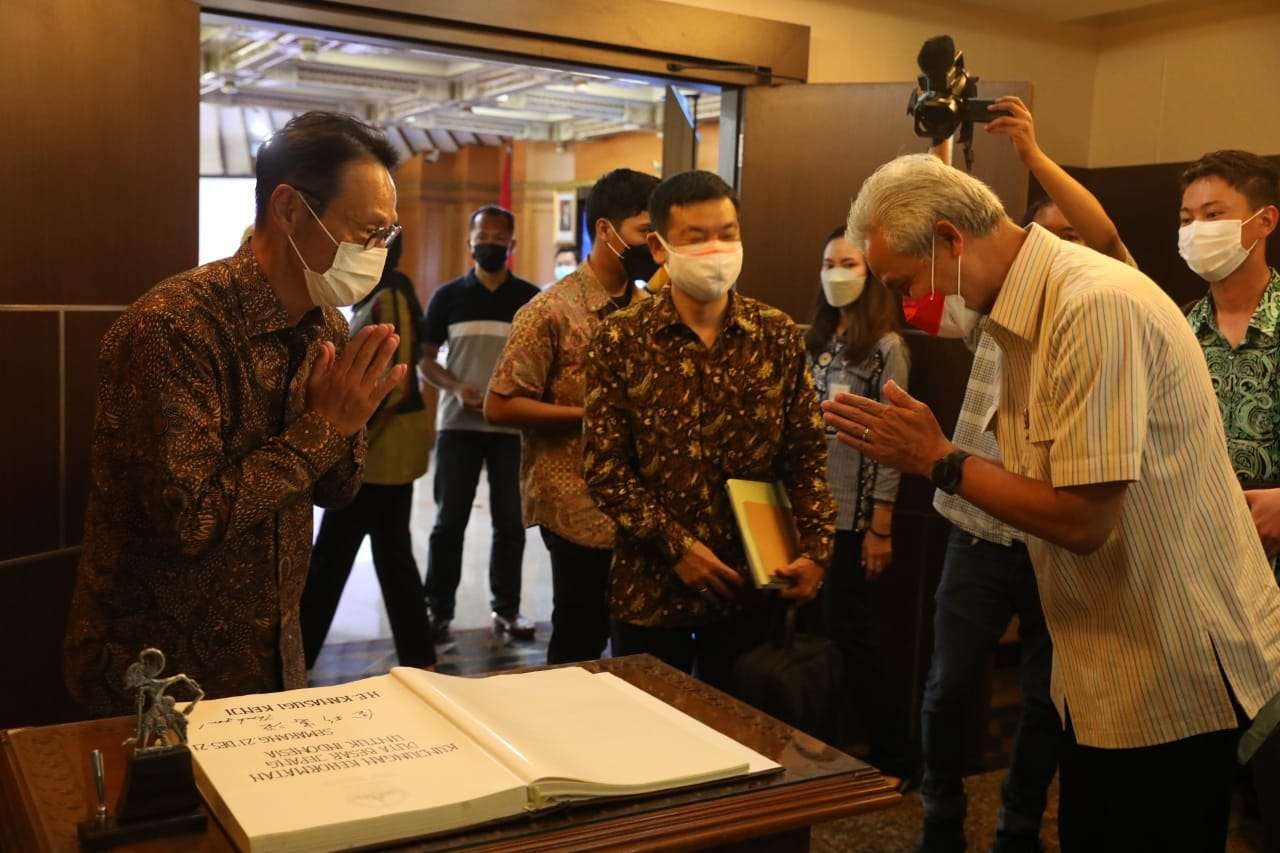 Ganjar Pranowo saat menerima kunjungan Duta Besar Jepang untuk Indonesia Kanasugi Kenji di Jawa Tengah, Selasa 21 Desember 2021. (Foto: Istimewa)