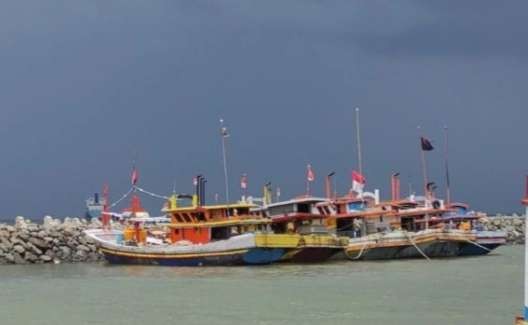 Lima kapal beserta 50 ABK asal Mayangan Kota Probolinggo yang diamankan di Pelabuhan Kalbut Situbondo dibebaskan bersyarat oleh penyidik PSDKP. (Foto: Humas Polres Situbondo)