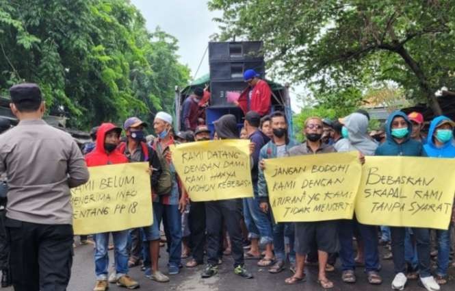 Ratusan nelayan Mayangan Kota Probolinggo unjuk rasa kantor PSDKP Pelabuhan Kalbut Situbondo menuntut pembebasan lima kapal dan 50 ABK rekannya. (Foto: Humas Polres)