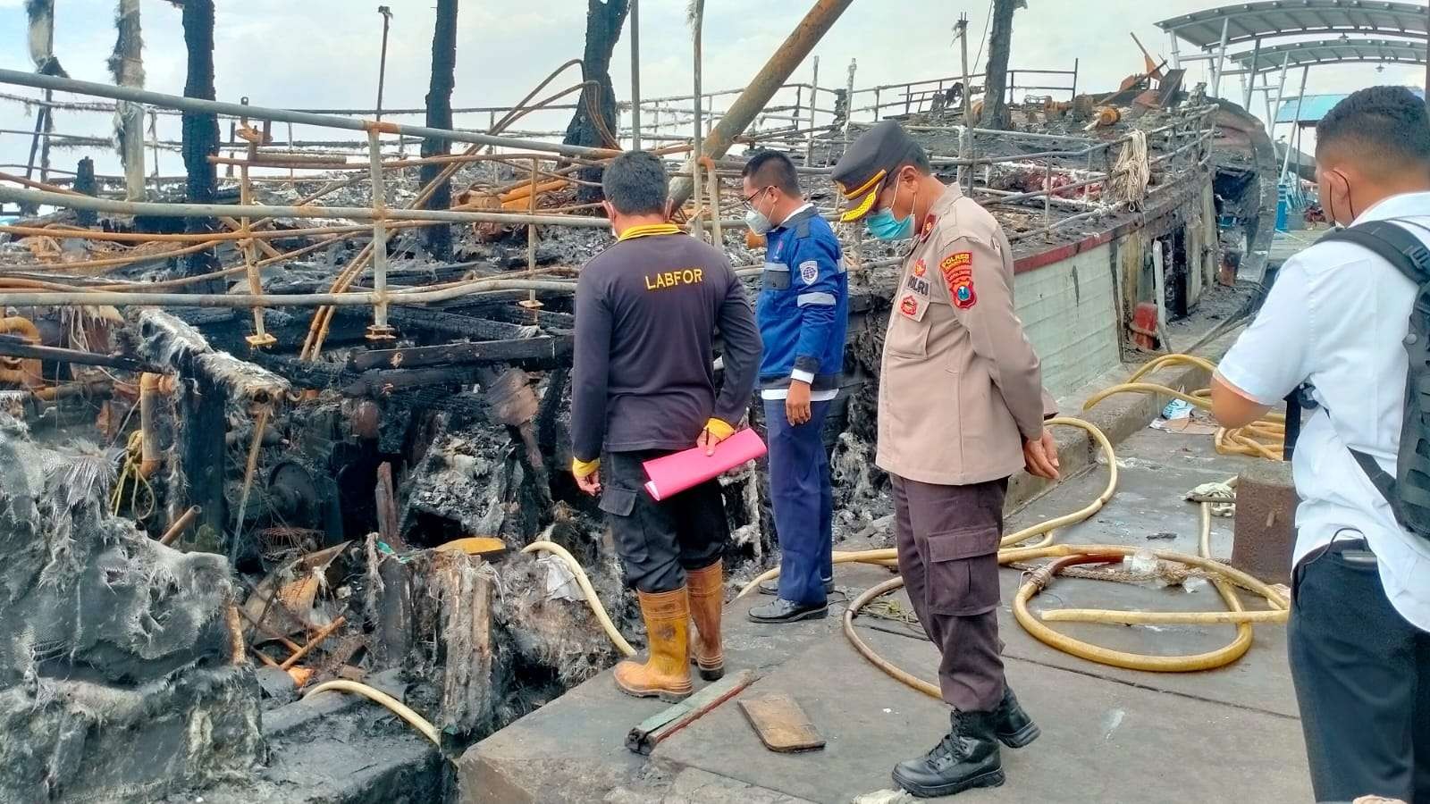 Tim Labfor Mabes Polri Cabang Surabaya menyelidiki KM Lautan Inti Makmur pasca terbakar di pelabuhan Probolinggo. (Foto: Ikhsan Mahmudi/Ngopibareng.id)