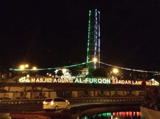 Masjid Agung Al-Furqon di Bandar Lampung sewaktu malam. (Foto: Travellers)