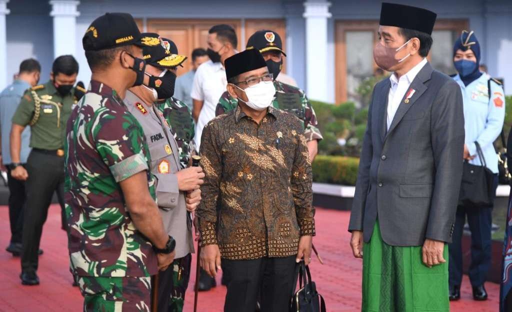 Presiden Joko Widodo mengenakan sarung menuju Lampung. (Foto: Setpres)