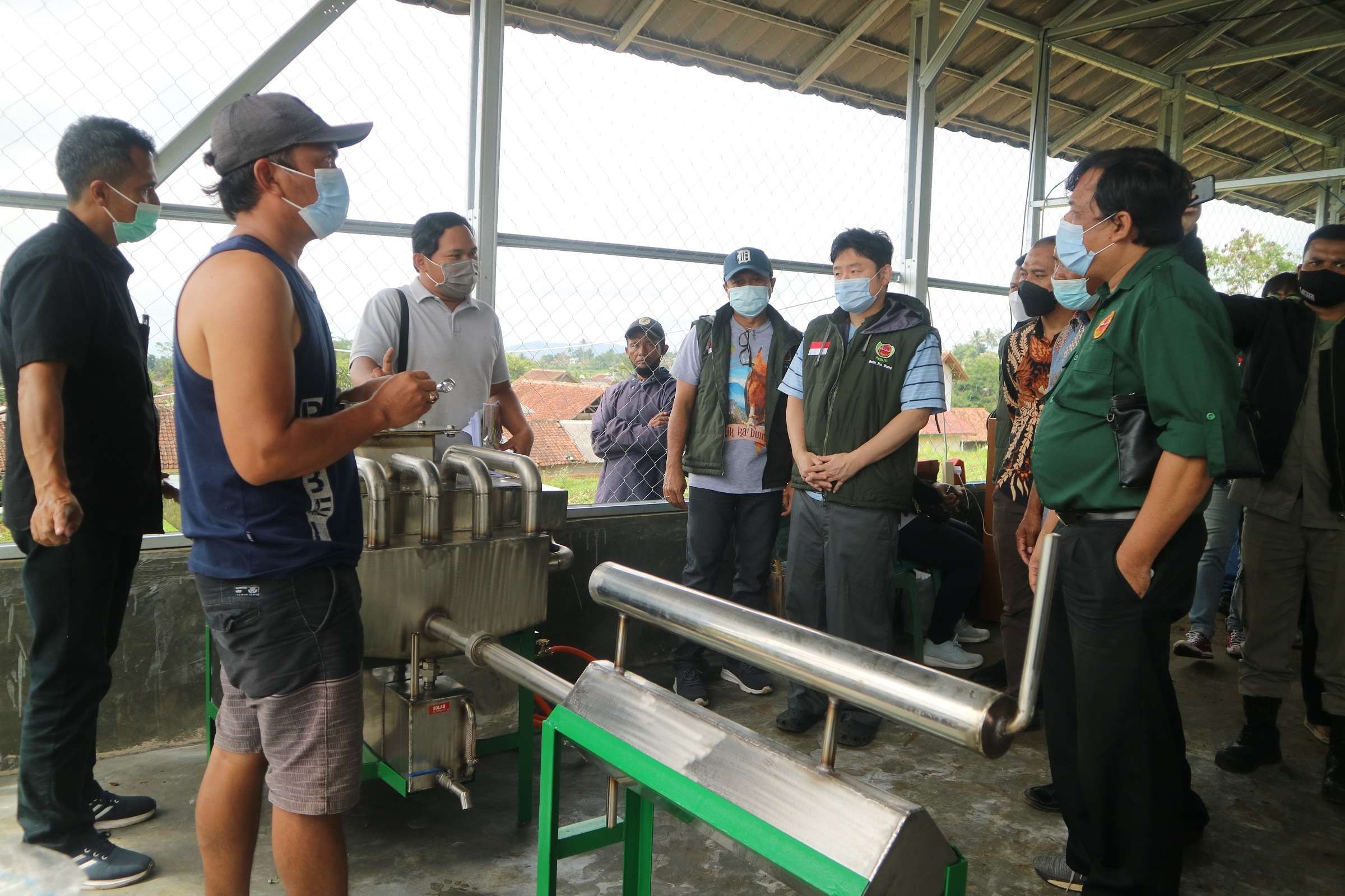 Bantuan pengelolaan sampah oleh PT Smelting di Sukabumi. (Foto: PT Smelting untuk Ngopibareng.id)
