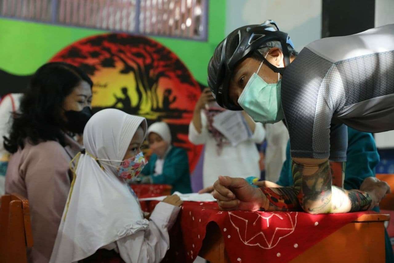 Gubernur Jawa Tengah Ganjar Pranowo saat melihat vaksinasi anak-anak di Semarang. (Foto: ist)