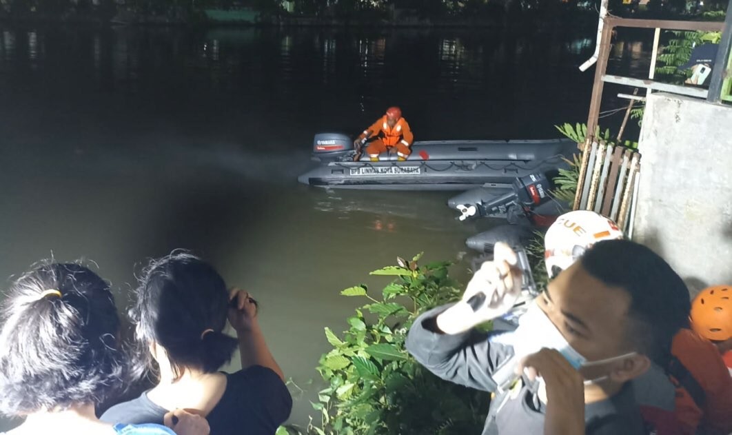Petugas gabungan masih melakukan pencarian korban tenggelam. (Foto: Andhi Dwi/Ngopibareng.id)