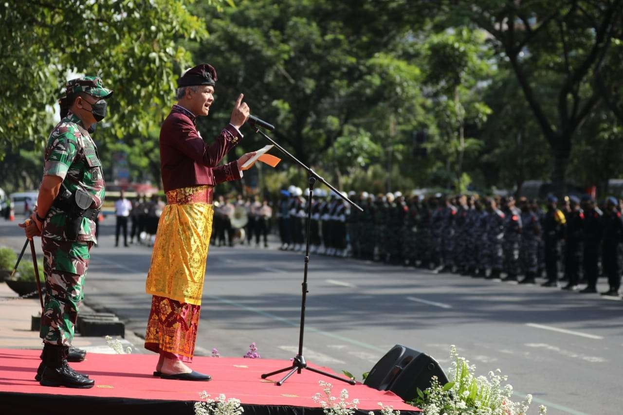 Gubernur Jawa Tengah Ganjar Pranowo saat memimpin apel pengamanan libur Natal dan tahun baru. (Foto: dok. Humas Pemprov Jateng)