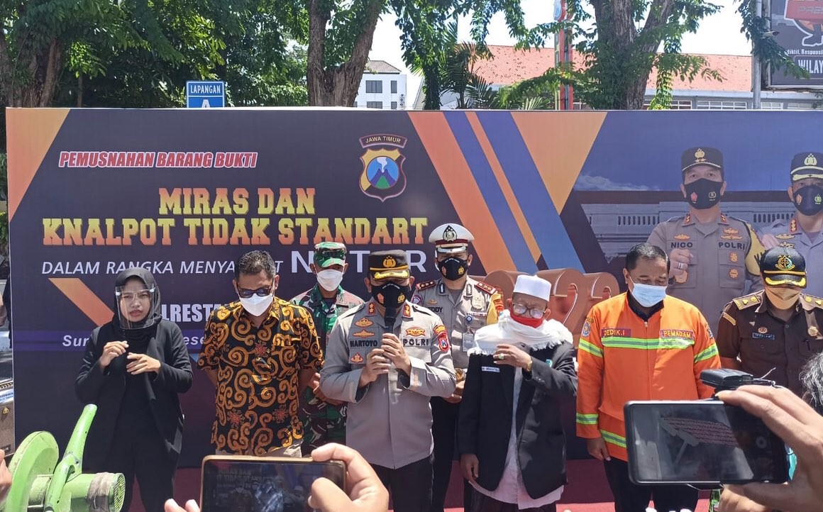 Wakapolrestabes Surabaya, AKBP Hartoyo usai melakukan pemusnahan barang bukti minuman keras dan knalpot (Foto: Andhi Dwi/Ngopibareng.id)