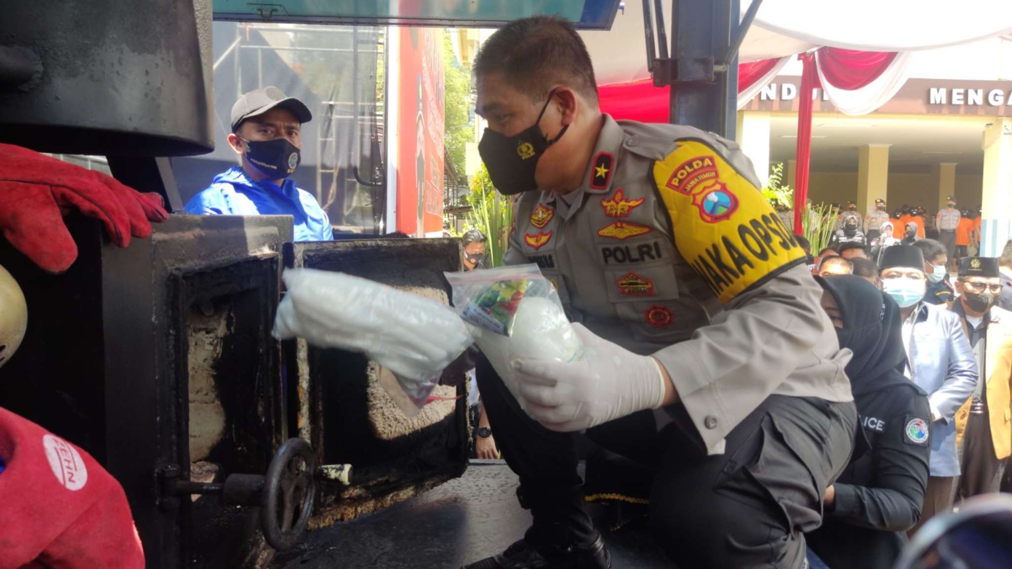 Wakapolda Jatim, Brigjen Pol Slamet Hadi Supraptoyo saat memusnahkan barang bukti narkoba di Mapolda Jatim, Surabaya, Kamis 27 Desember 2021. (Foto: Fariz Yarbo/Ngopibareng.id)