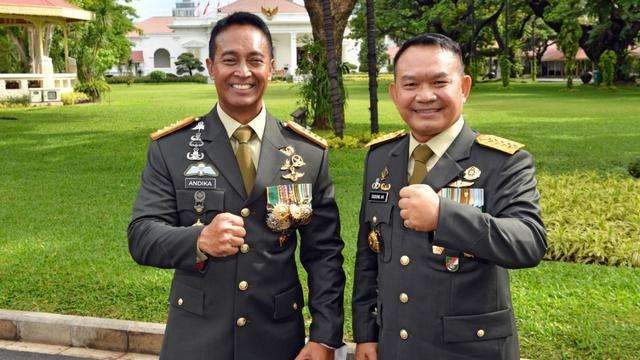 Panglima TNI Jenderal Andika Perkasa pose bersama KSAD Dudung Abdurachman. (Foto: Istimewa)