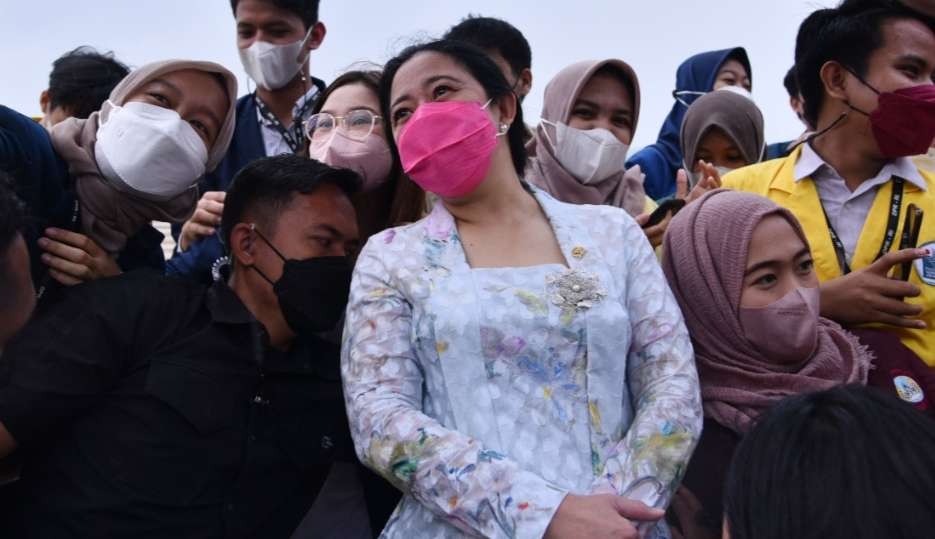 Sejumlah mahasiswa berebut foto bersama dengan ketua DPR Puan Maharani dalam acara penutupan mahasiswa magang (foto: Setpres)