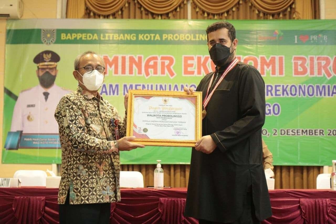 Walikota Habib Hadi Zainal Abidin (kanan) saat menerima penghargaan tingkat regional Jatim. (Foto: Dinas Kominfo)