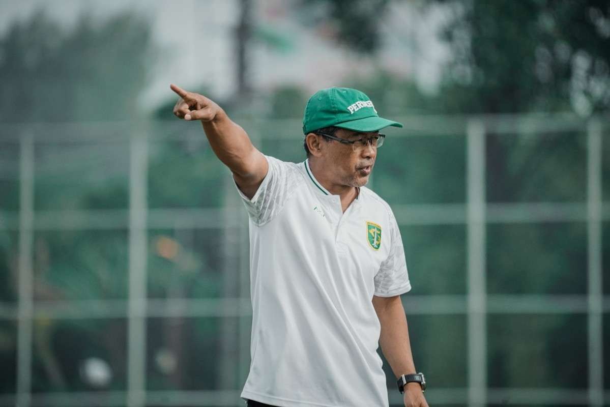 Pelatih Persebaya Aji Santoso saat memimpin latihan Persebaya. (Foto: Persebaya.id)