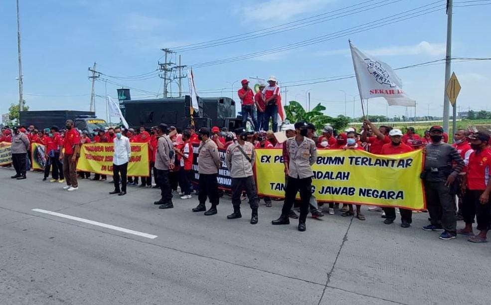 Ratusan eks-karyawan PT Kertas Leces, Kabupaten Probolinggo berdemostrasi menuntut pembayaran gaji dan pesangon. (Foto: Ikhsan Mahmudi/Ngopibareng.id)