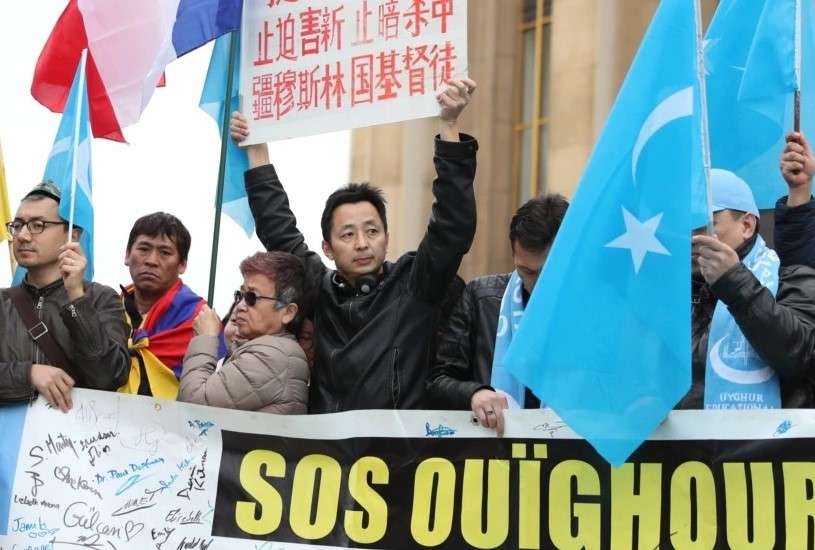 Komunitas Muslim-Uighur ikut serta dalam demonstrasi oleh komunitas Tibet untuk memrotes penindasan pemerintah China, dalam aksi di Paris Prancis. (Foto: AFP)