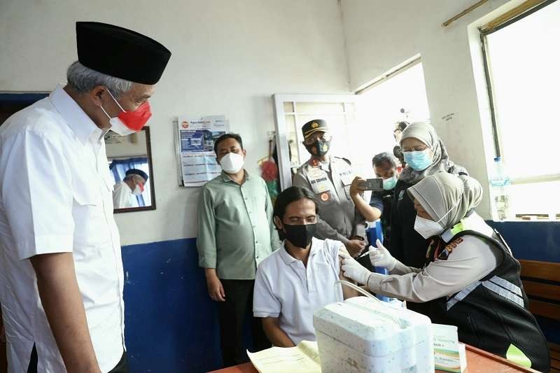 Gubernur Jawa Tengah Ganjar Pranowo pantau vaksinasi di Pos Lalu Lintas Pemalang, inisiatif Polres Pemalang. (Foto: Istimewa)