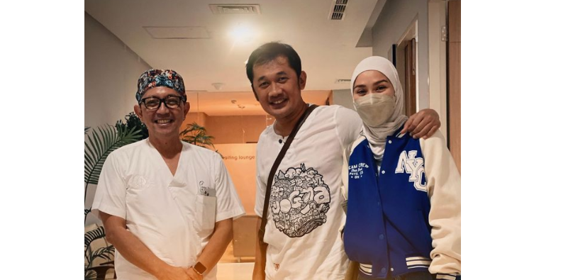Sutradara film Hanung Bramantyo menjalani operasi saraf kejepit yang berawal dari kesemutan. (Foto: Instagram)