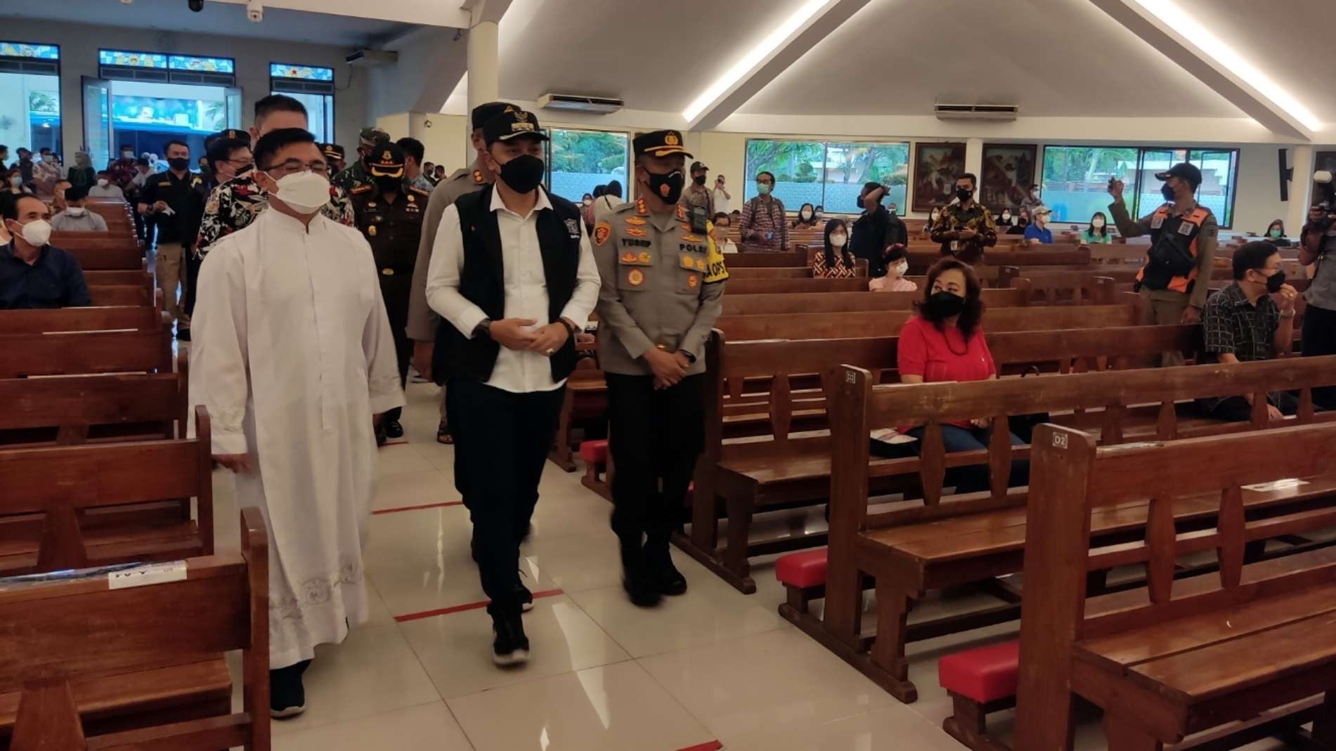 Walikota Surabaya, Eri Cahyadi (tengah) meninjau kesiapan natal di Gereja Katolik St Marinus Kenjeran, Surabaya, Jumat 24 Desember 2021. (Foto: Fariz Yarbo/Ngopibareng.id)